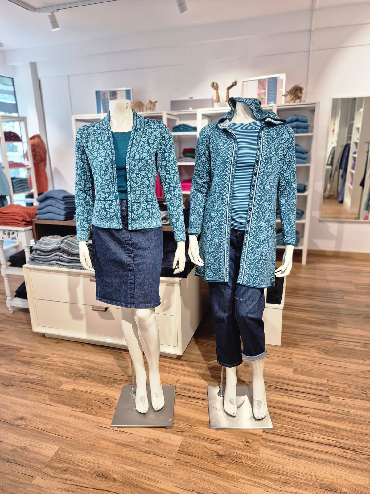 Petrolfarbenes Jacquard-Duo & Longcardigan – Mode Checkpot Wien Hietzing