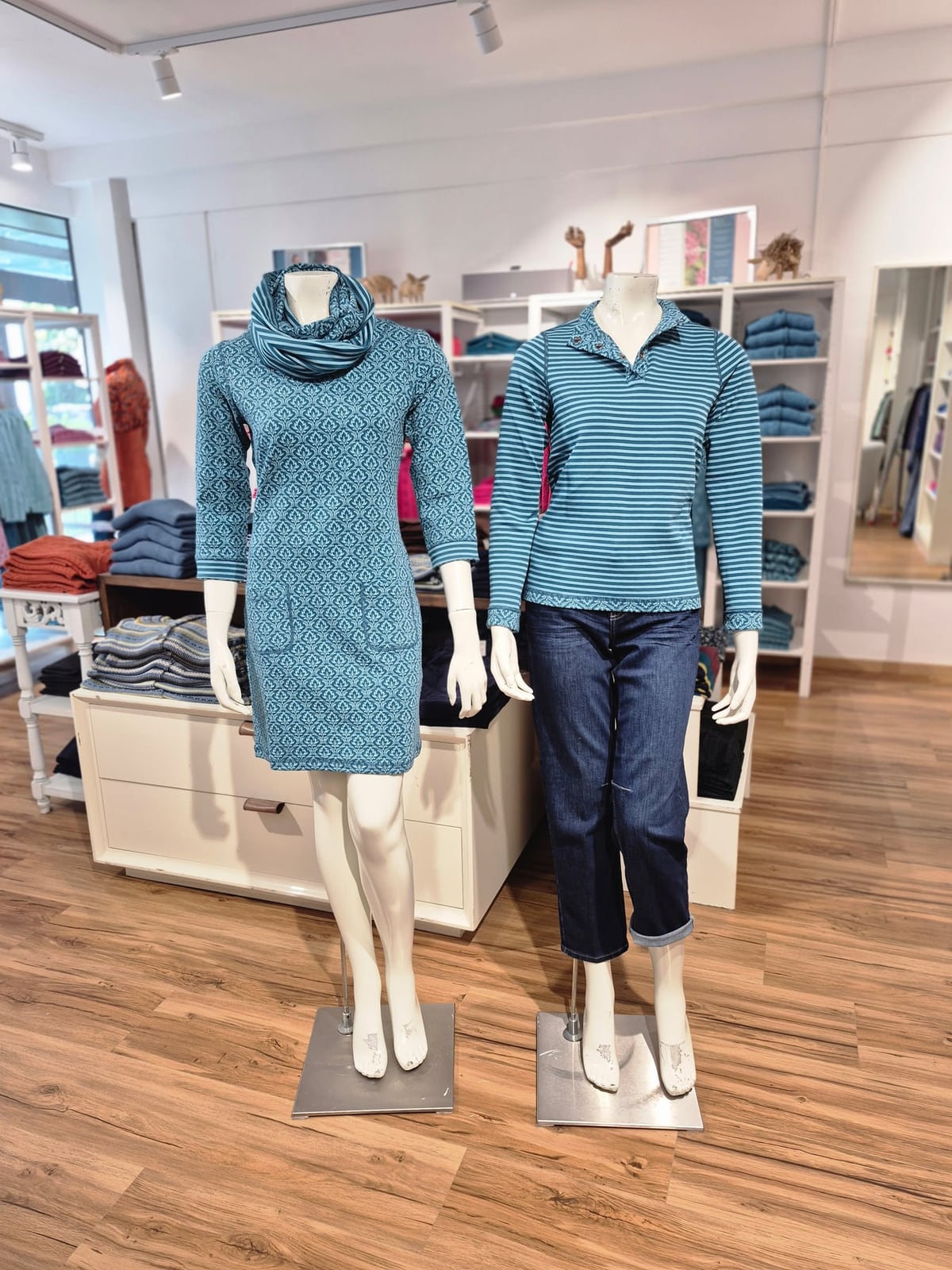 Grafisches Petrol-Kleid & Sportlicher Streifen-Polo – Mode Checkpot Wien Hietzing