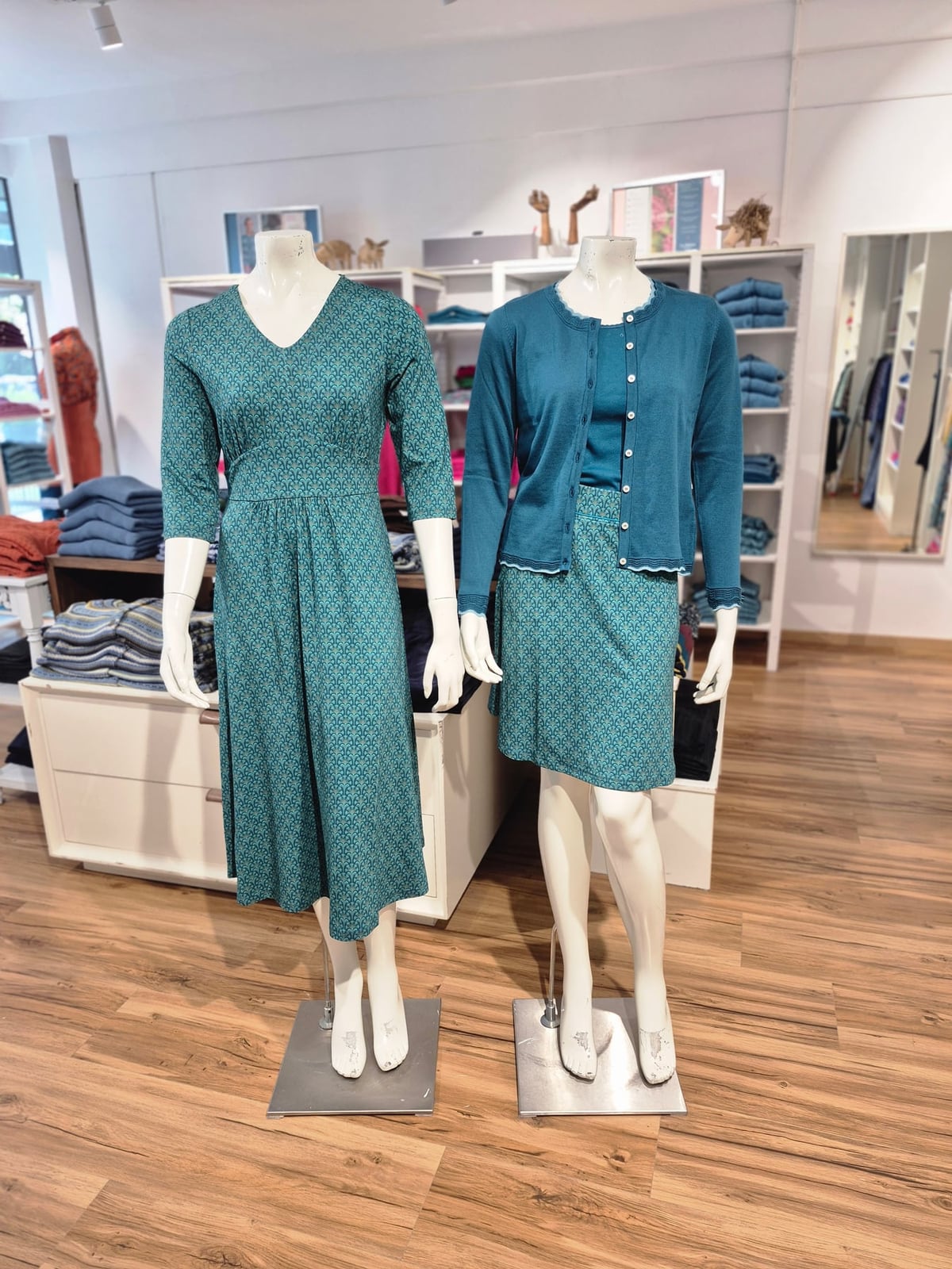 Smaragdgrünes Vintage-Musterkleid & Twin-Set – Mode Checkpot Wien Hietzing