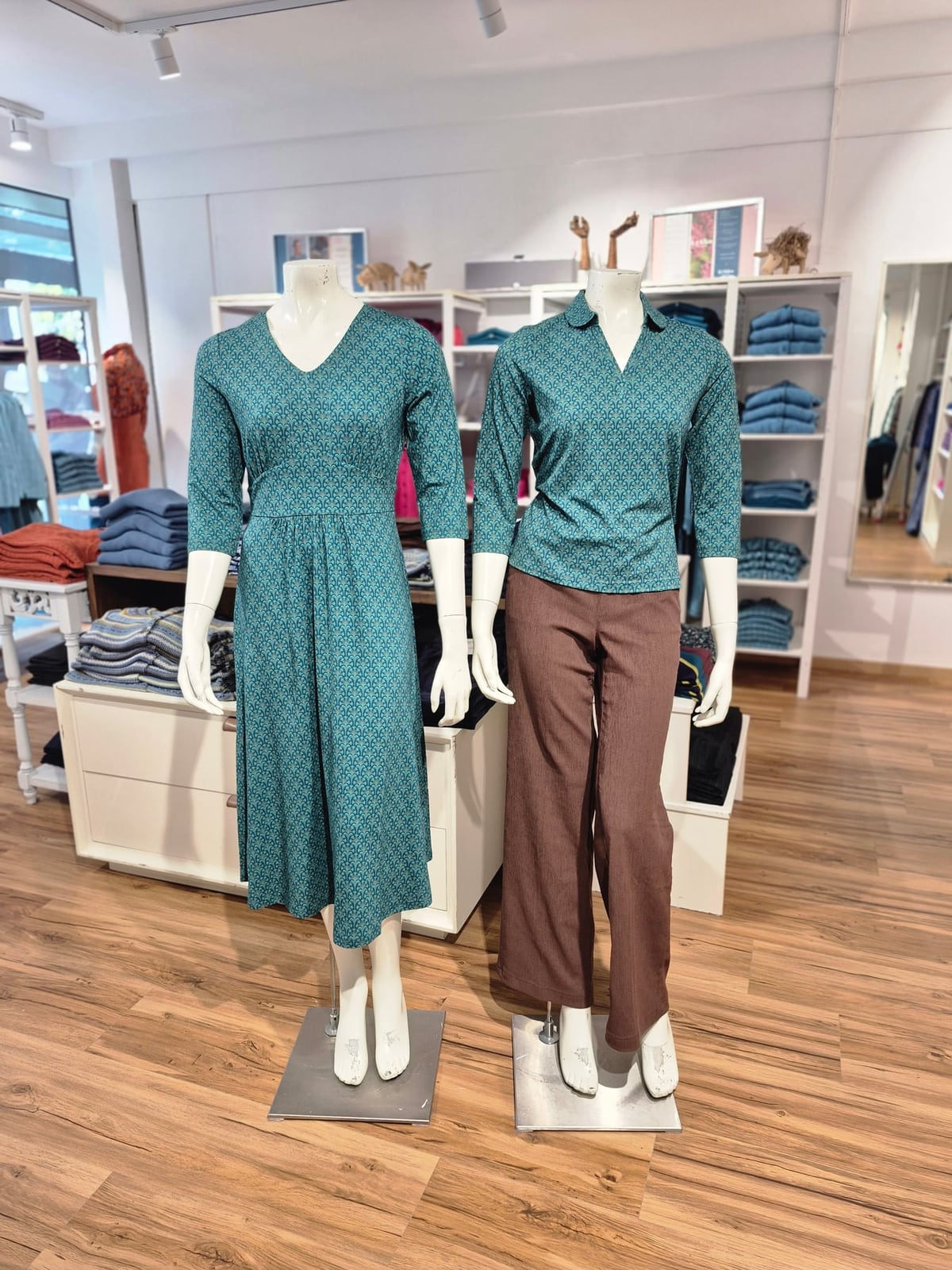 Geo-Print Bluse mit Marlene-Hose & Midi-Kleid – Mode Checkpot Wien Hietzing