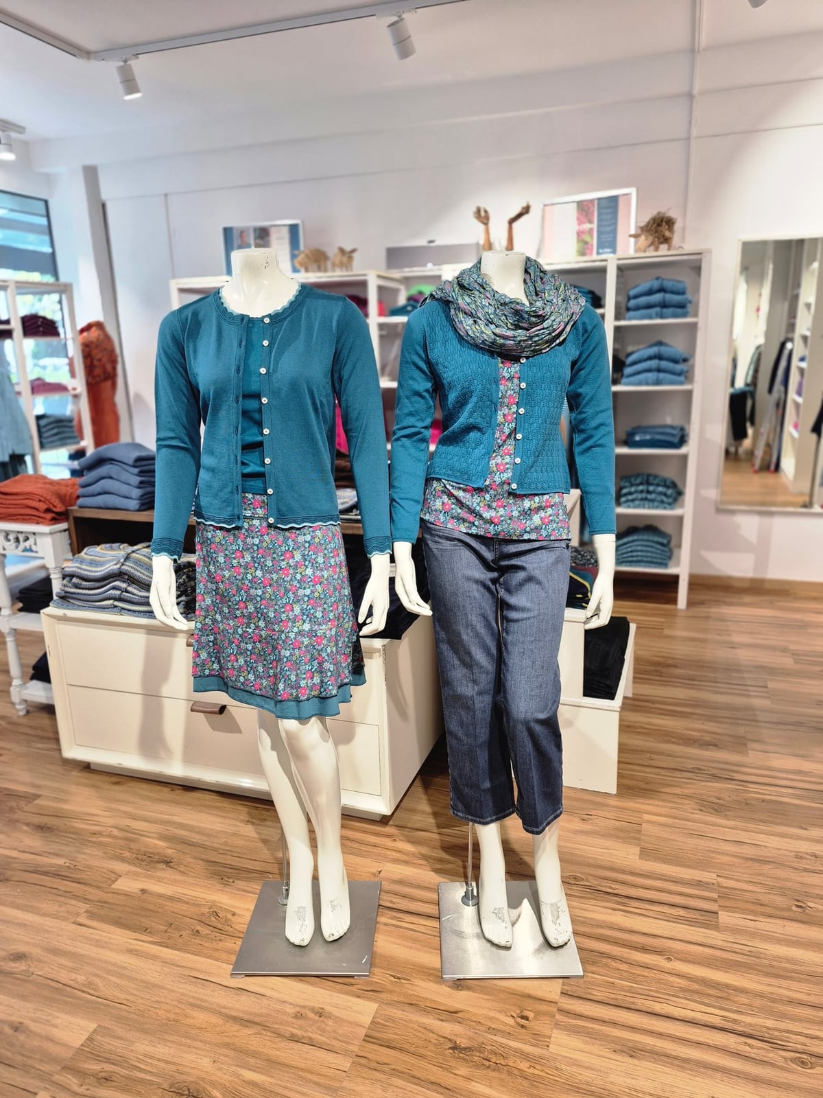 Petrolblaues Blüten-Ensemble mit Cardigan – Mode Checkpot Wien Hietzing