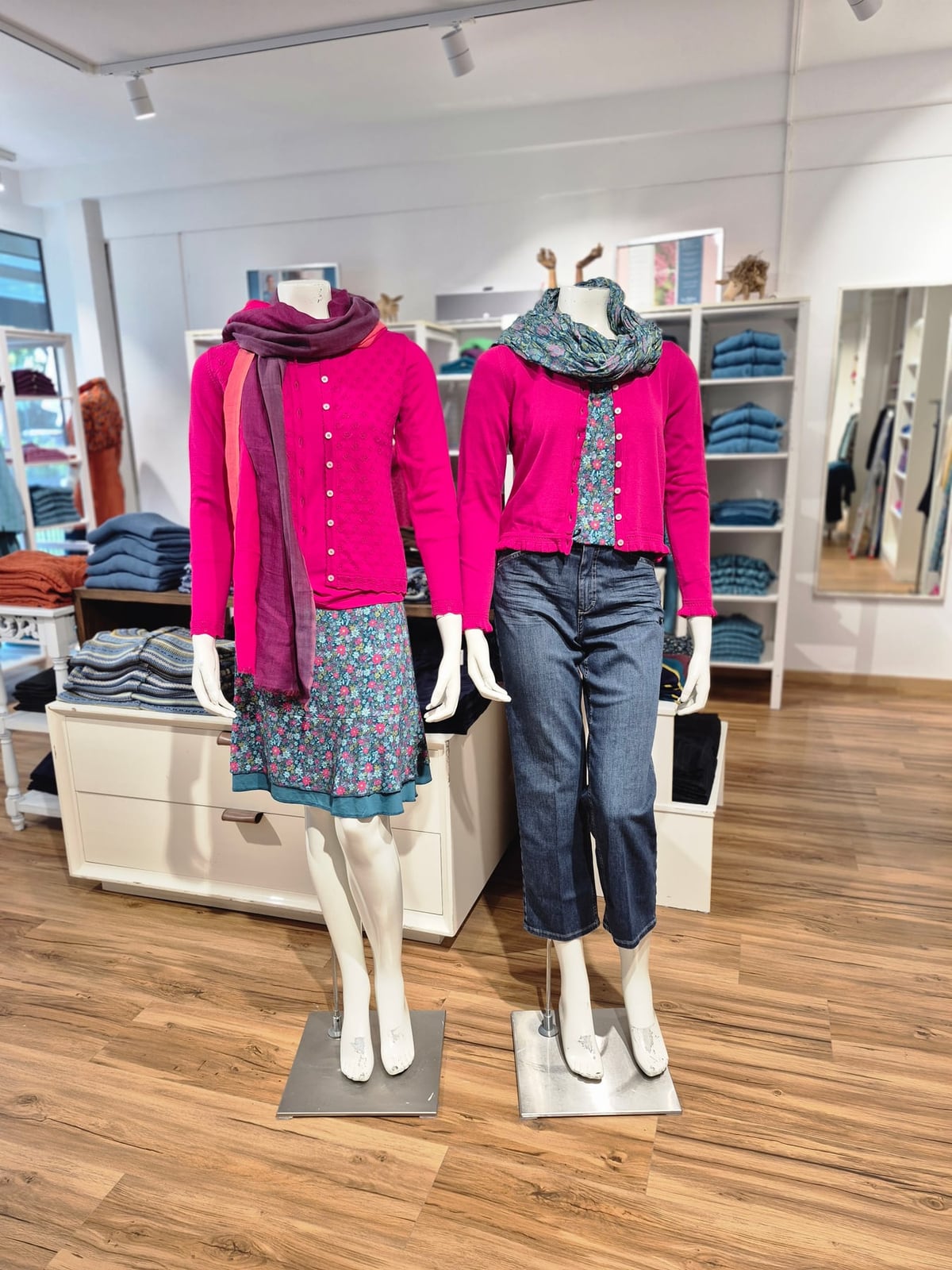 Beerenstarkes Blütenkleid & Magenta Feinstrick – Mode Checkpot Wien Hietzing