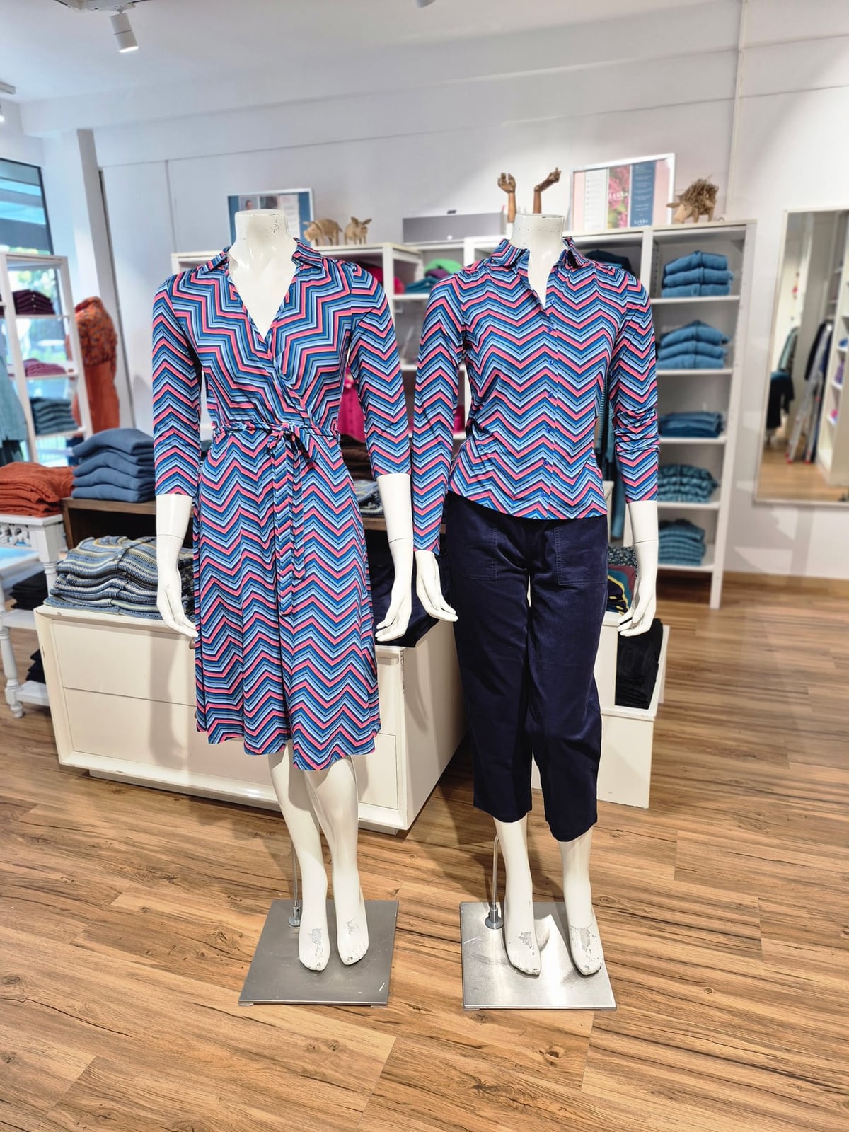 Grafisches Zickzack-Duo in Royalblau & Koralle – Mode Checkpot Wien Hietzing