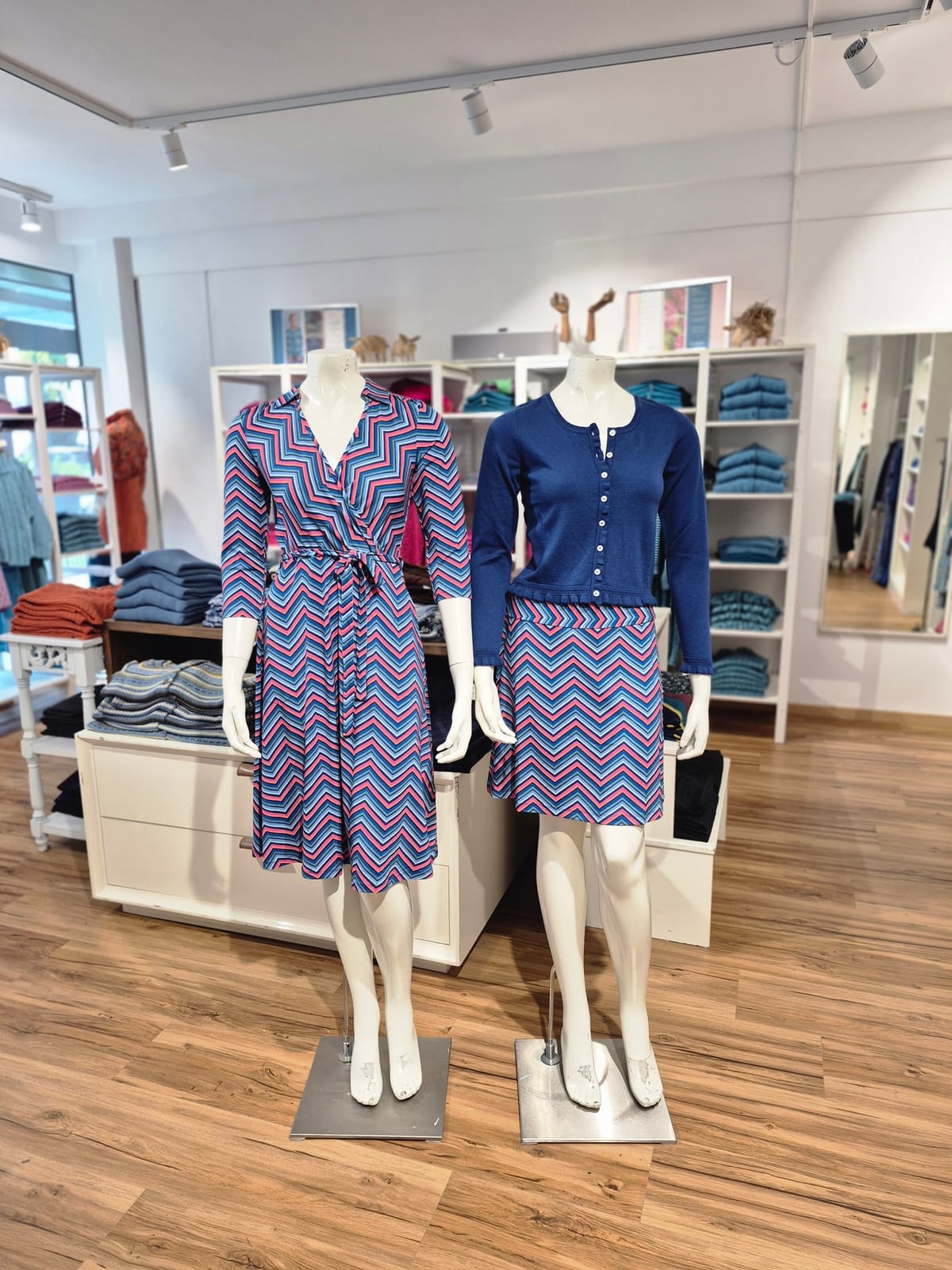 Chevron-Musterkleid & Marineblauer Cardigan – Mode Checkpot Wien Hietzing