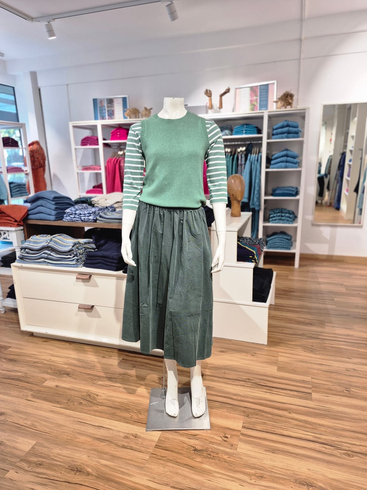 Salbeigrüner Strick-Pullunder mit Cord-Midirock – Mode Checkpot Wien Hietzing