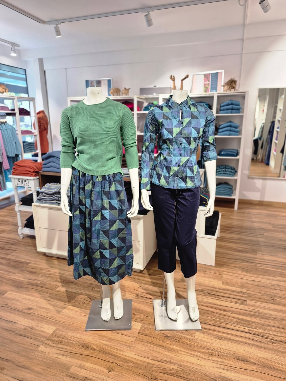 Strukturstrick in Wiesengrün mit Geo-Patchwork – Mode Checkpot Wien Hietzing