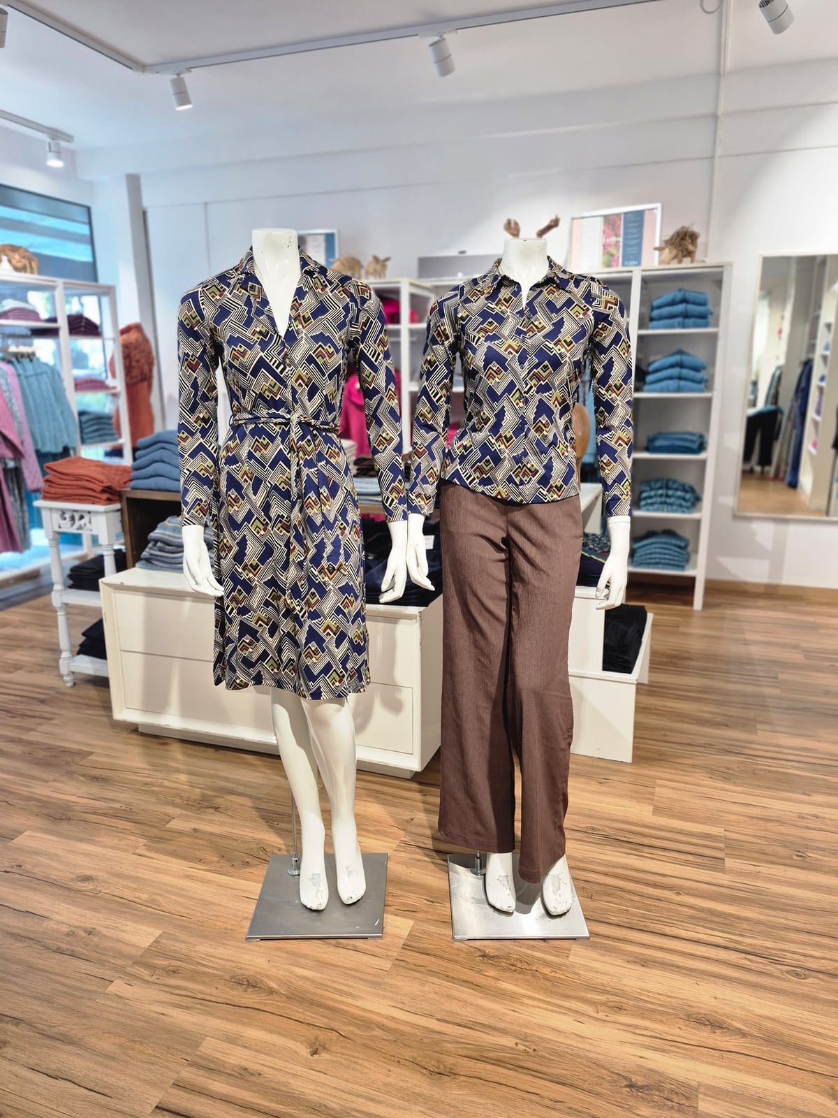 Retro-Fliesenprint Kleid & Schoko-Marlene-Hose – Mode Checkpot Wien Hietzing