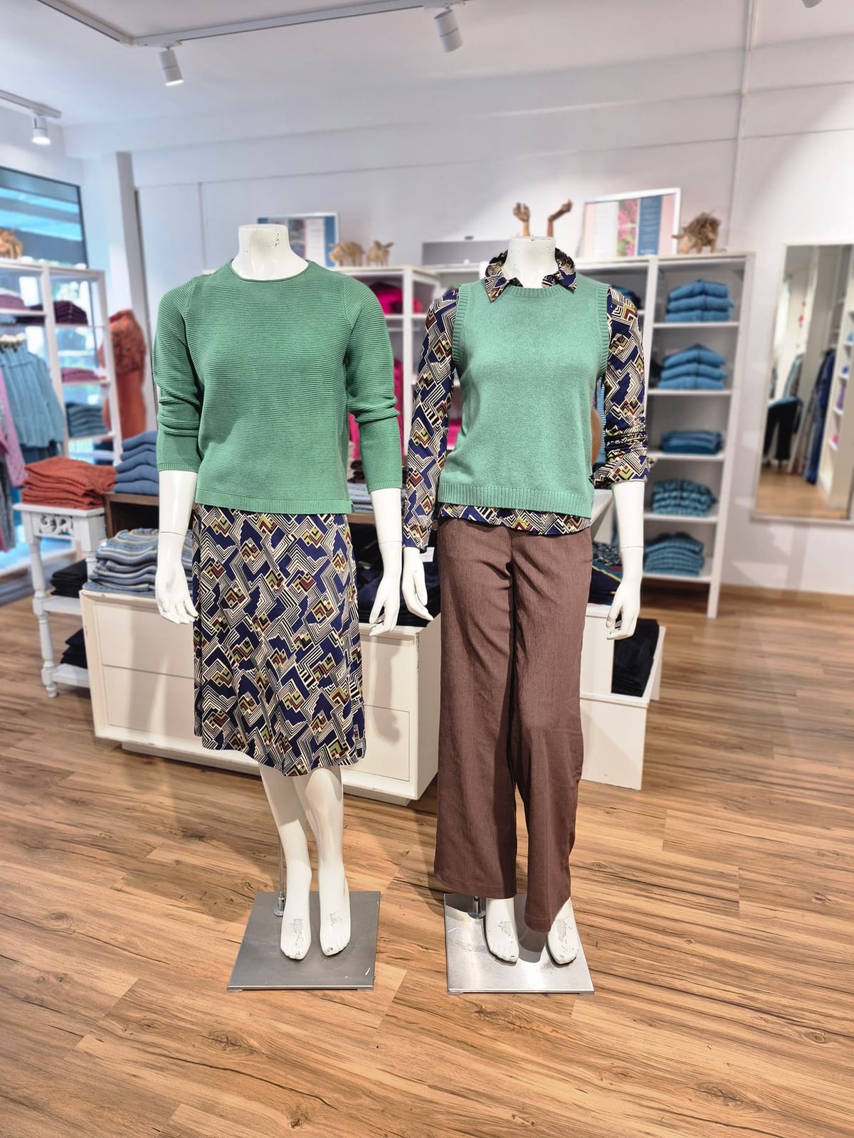 Salbeigrün & Retro-Kachelprint im Styling-Mix – Mode Checkpot Wien Hietzing