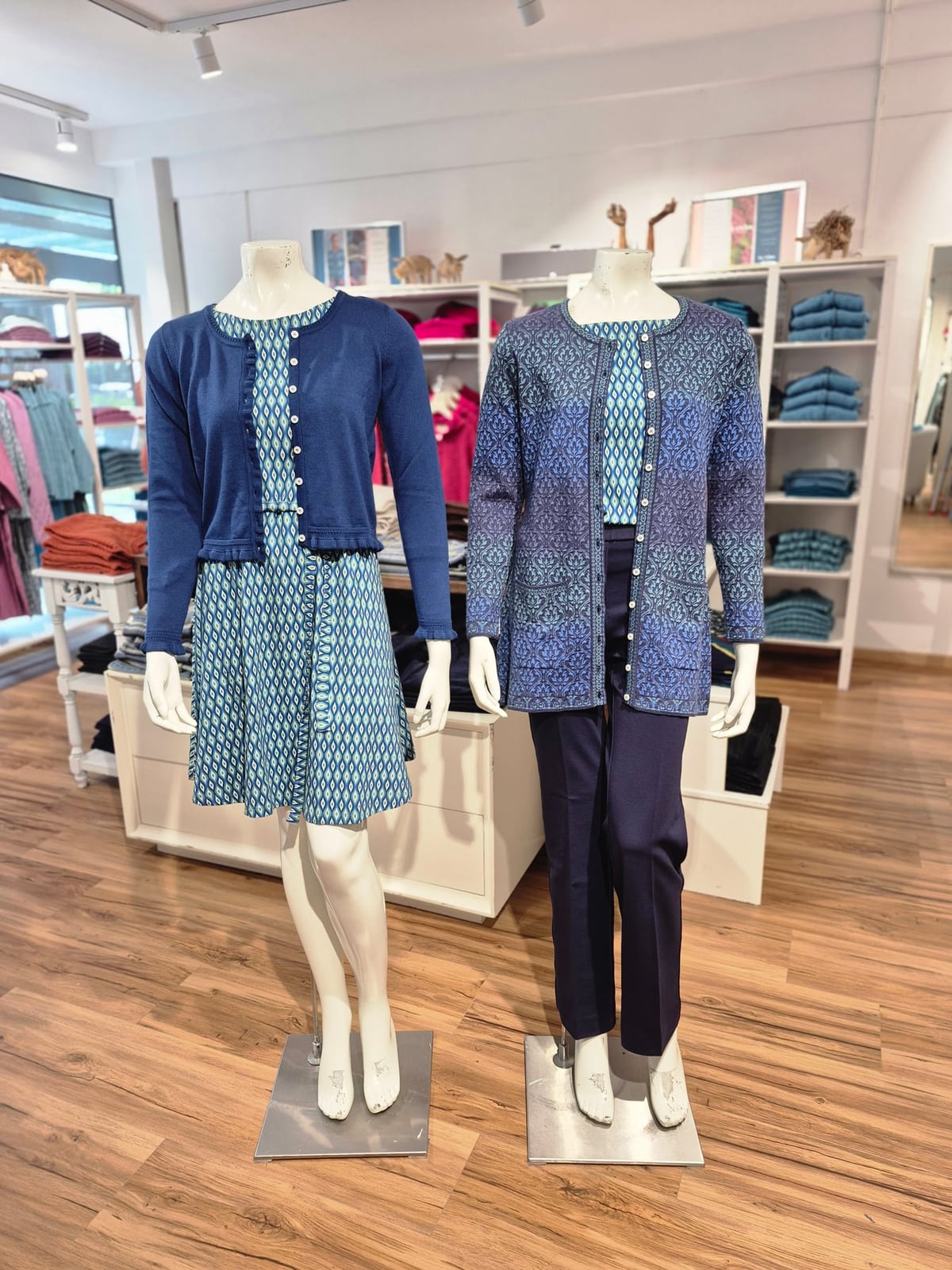 Saphirblaues Rautenkleid & Ombré-Jacquardmantel – Mode Checkpot Wien Hietzing