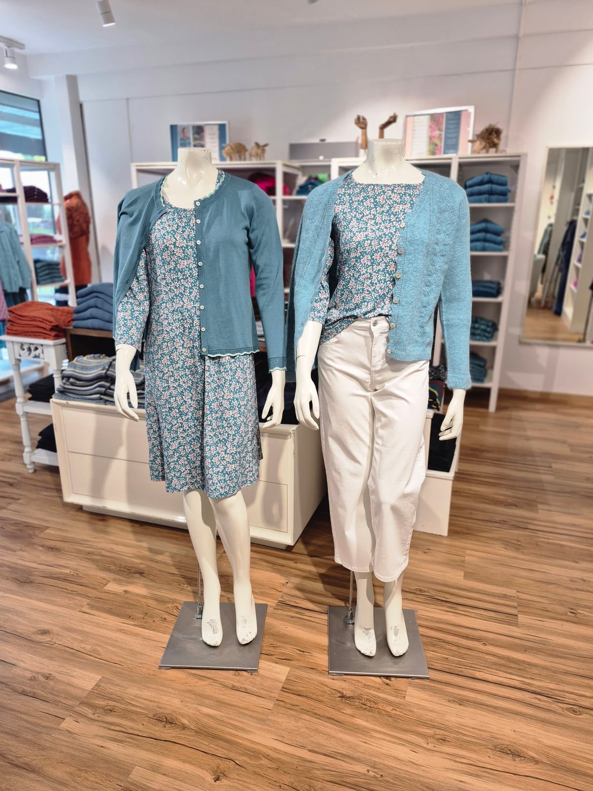 Zartes Blüten-Duo in Rauchblau & Weiß – Mode Checkpot Wien Hietzing