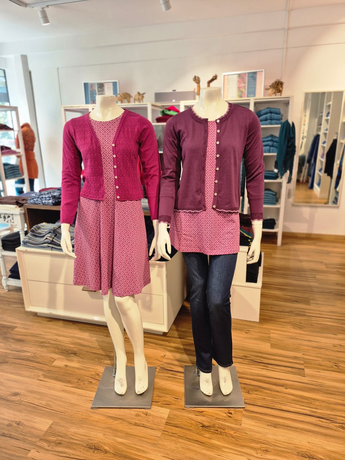 Pflaume & Beere: Grafisches Punkte-Ensemble – Mode Checkpot Wien Hietzing