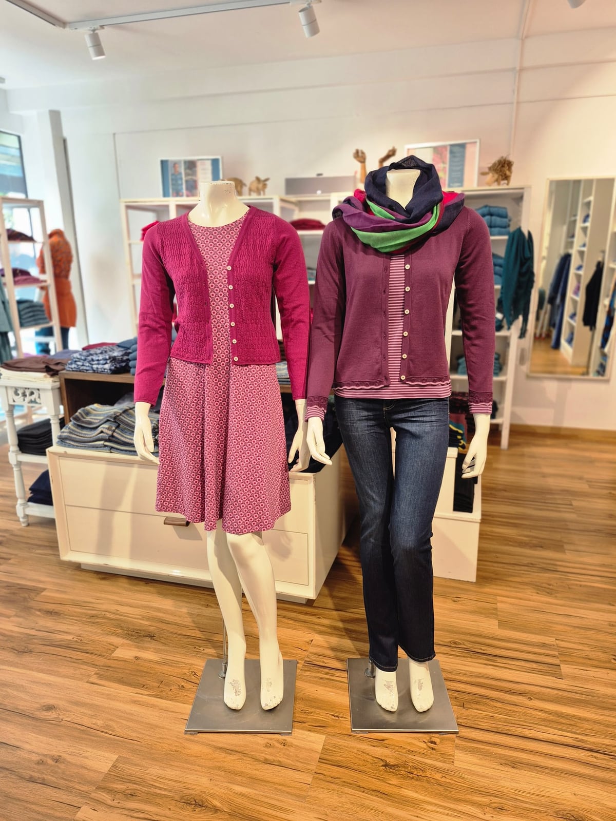 Himbeer-Cardigan mit Retro-Kleid & Lagen-Schal – Mode Checkpot Wien Hietzing