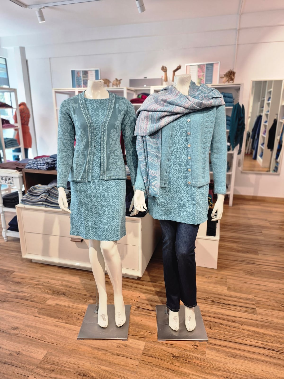 Nordisches Eisblau: Floral-Jacquard & Kaschmir-Schal – Mode Checkpot Wien Hietzing