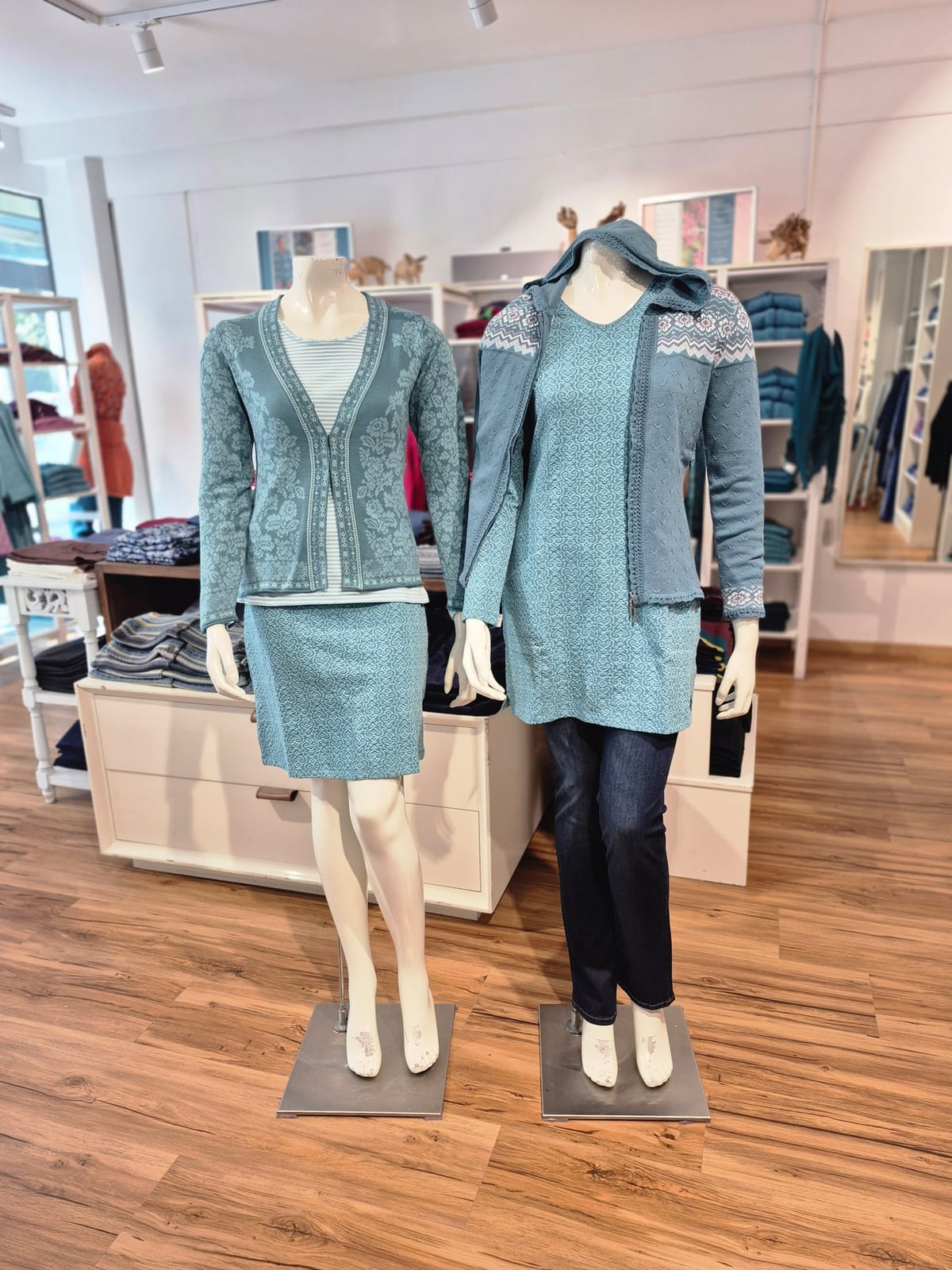 Eisblauer Jacquard-Zweiteiler & Kapuzen-Longstrick – Mode Checkpot Wien Hietzing