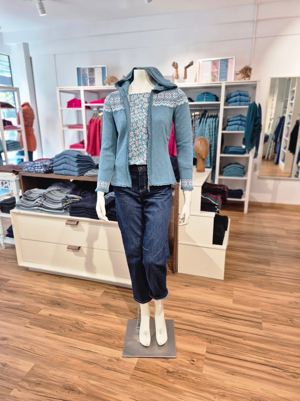Nordische Kapuzen-Strickjacke mit Streublumen-Top – Mode Checkpot Wien Hietzing