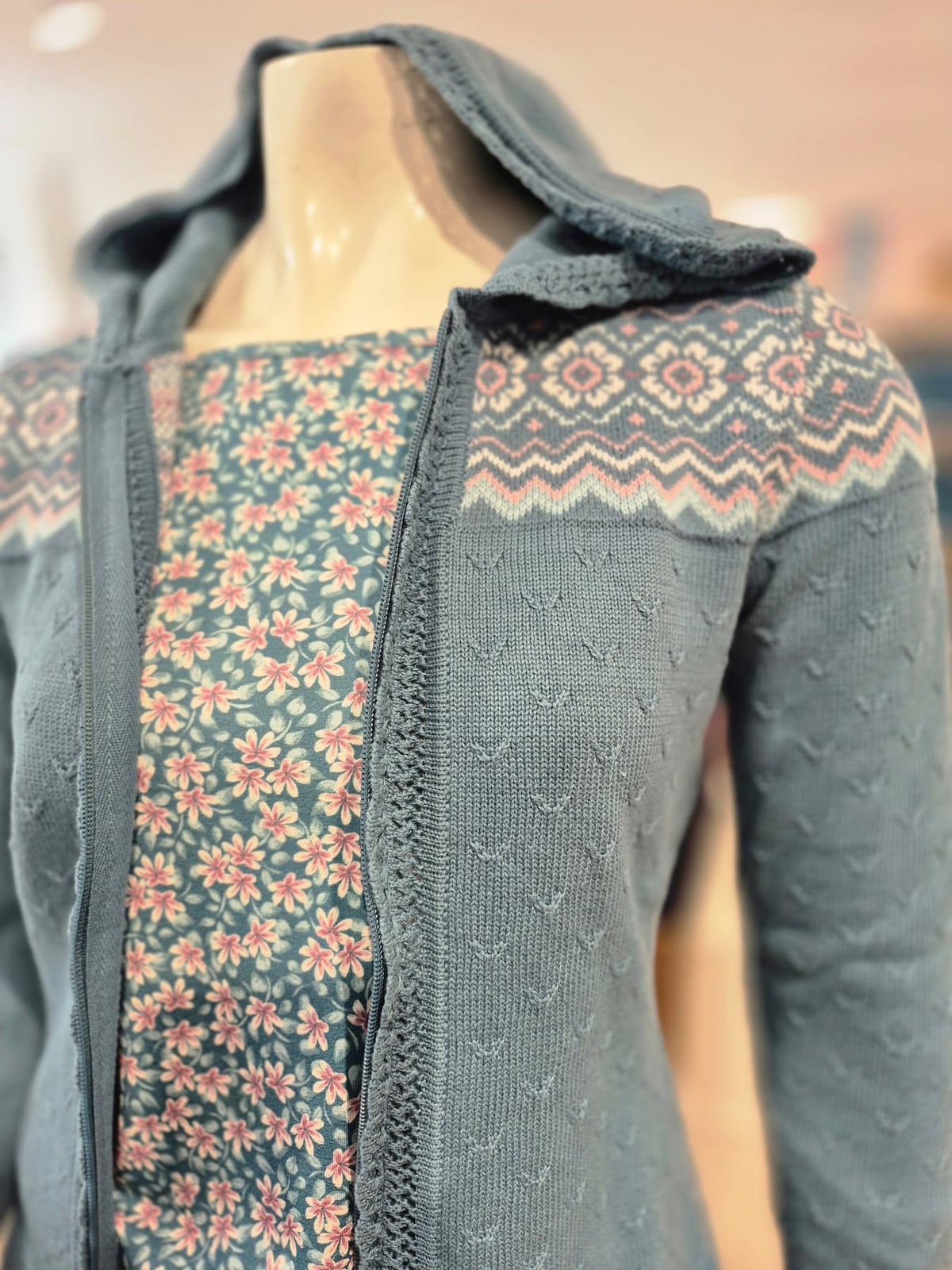 Detailansicht: Norweger-Borte & Romantik-Print – Mode Checkpot Wien Hietzing