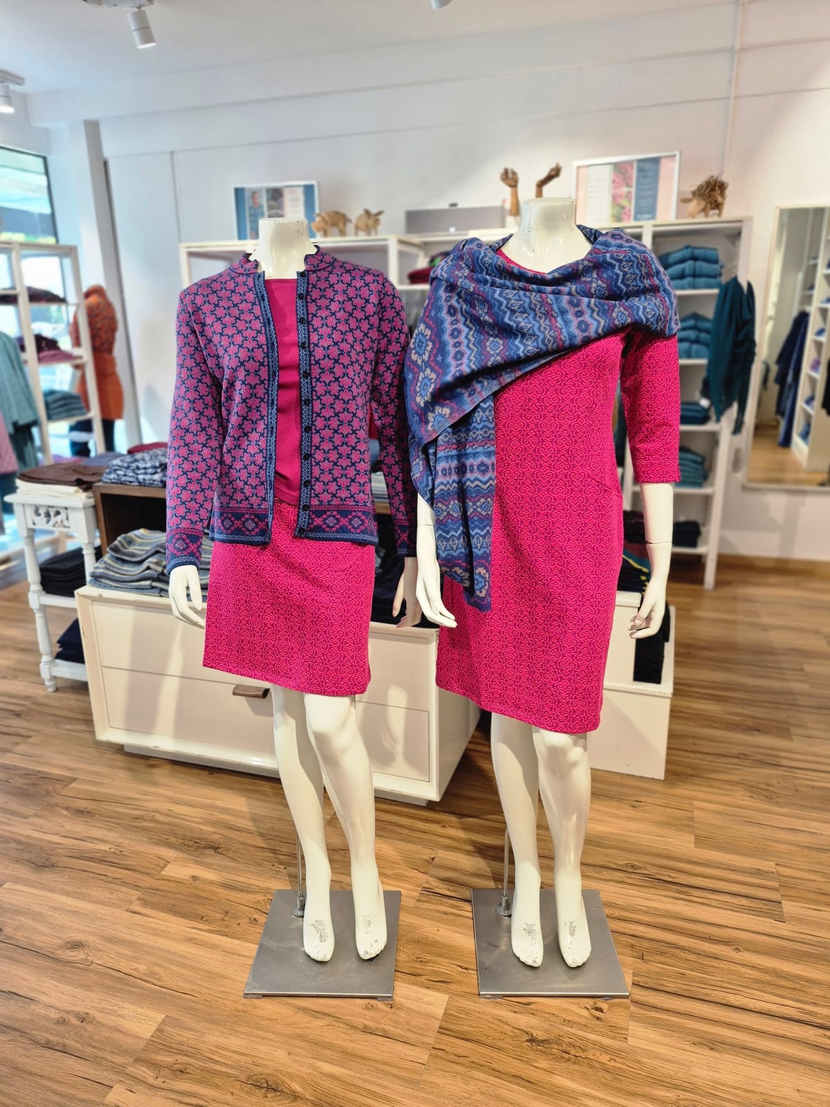 Magenta-Fuchsia Jacquard & Folkloristischer Schal – Mode Checkpot Wien Hietzing