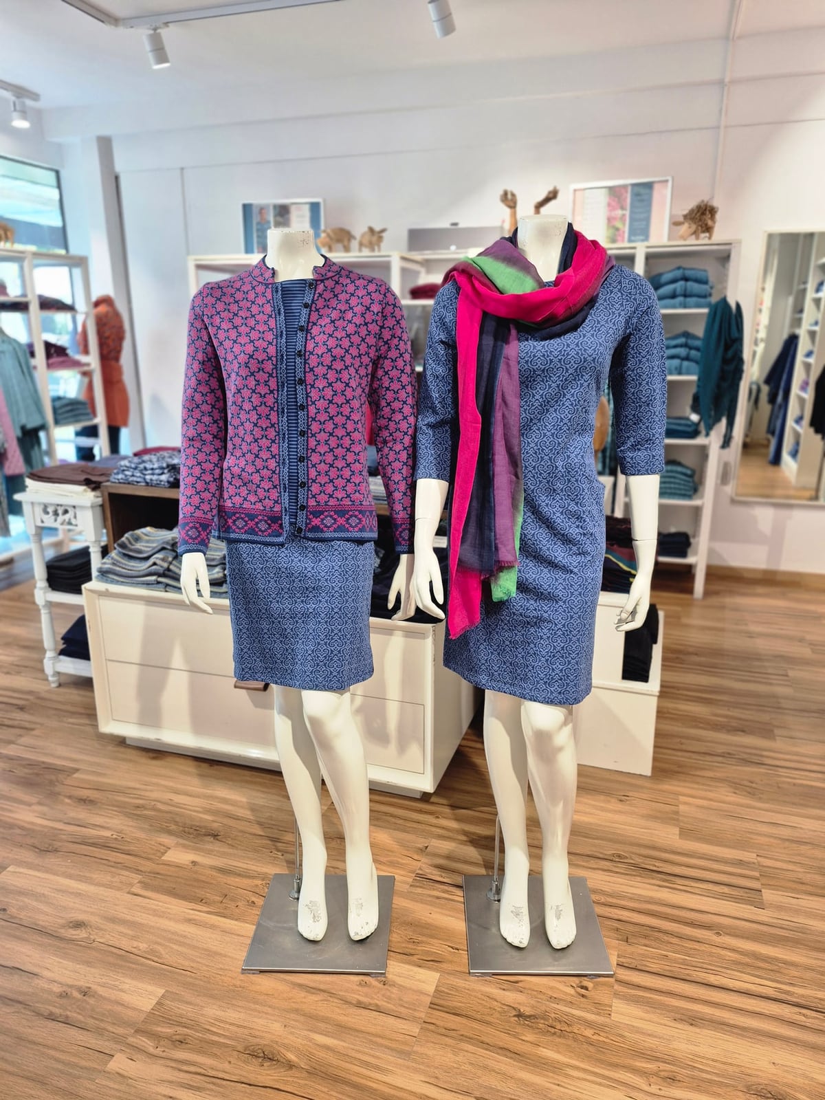 Farbspiel in Königsblau, Fuchsia & Seidenschal – Mode Checkpot Wien Hietzing