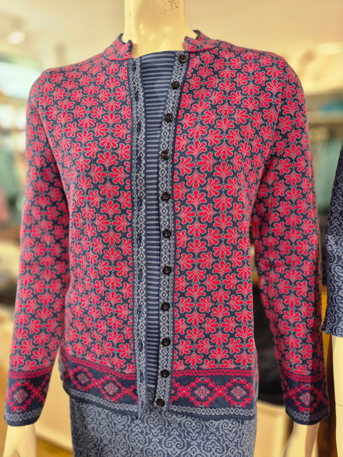Detailansicht: Floral-Jacquard in Fuchsia & Marine – Mode Checkpot Wien Hietzing