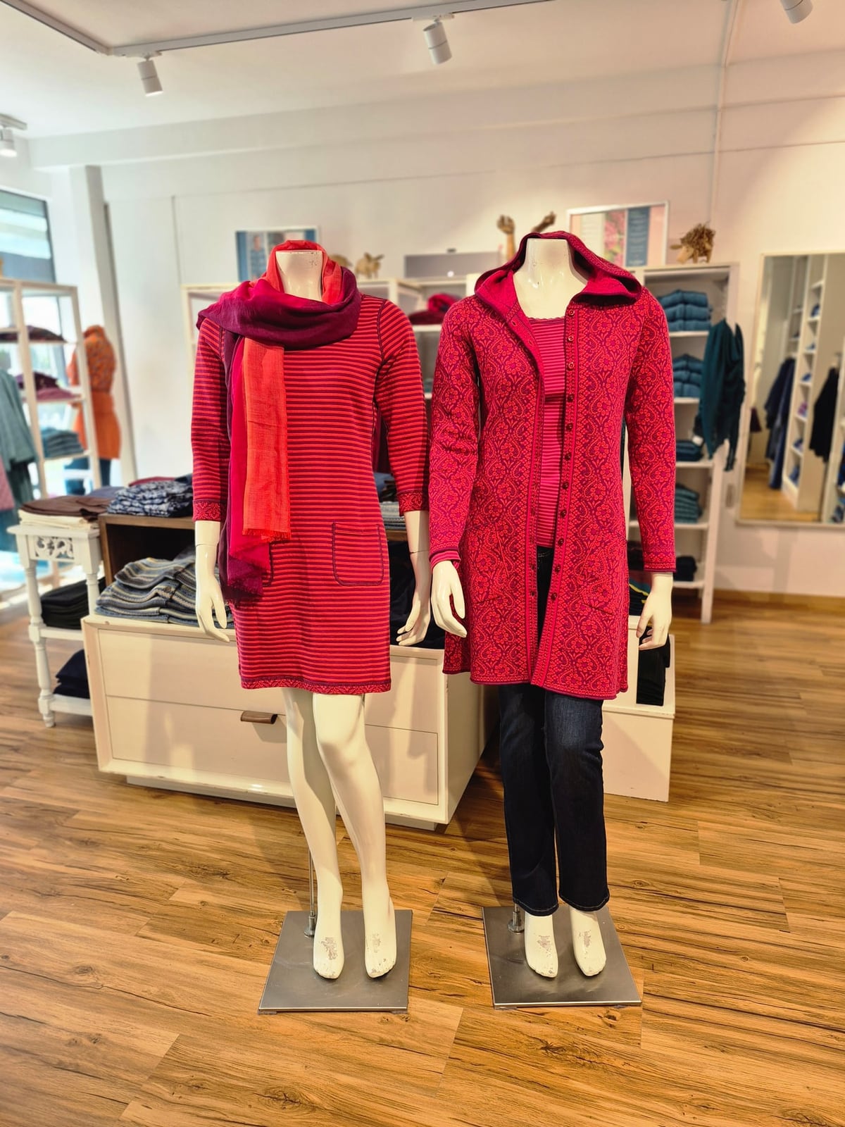 Streifenkleid in Kirschrot & Fuchsia Strickmantel – Mode Checkpot Wien Hietzing