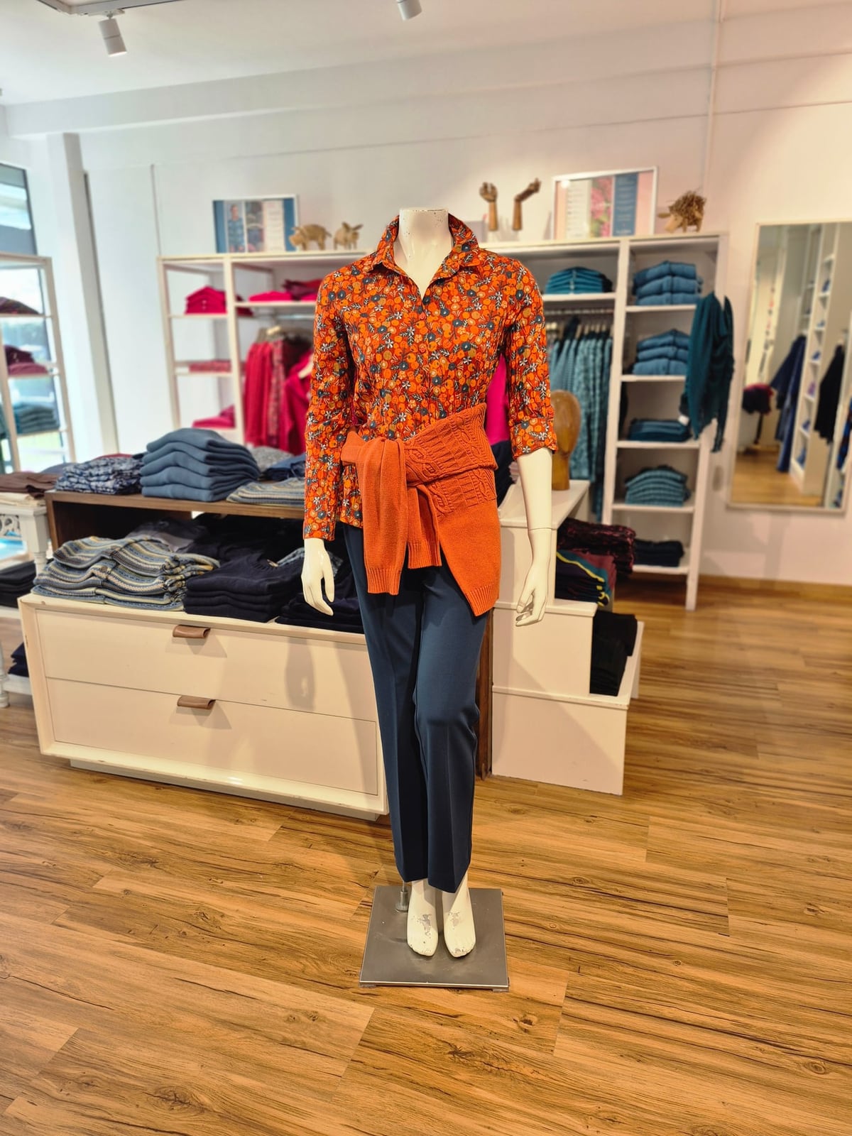 Herbstlicher Terrakotta-Blumenprint & Petrol-Hose – Mode Checkpot Wien Hietzing