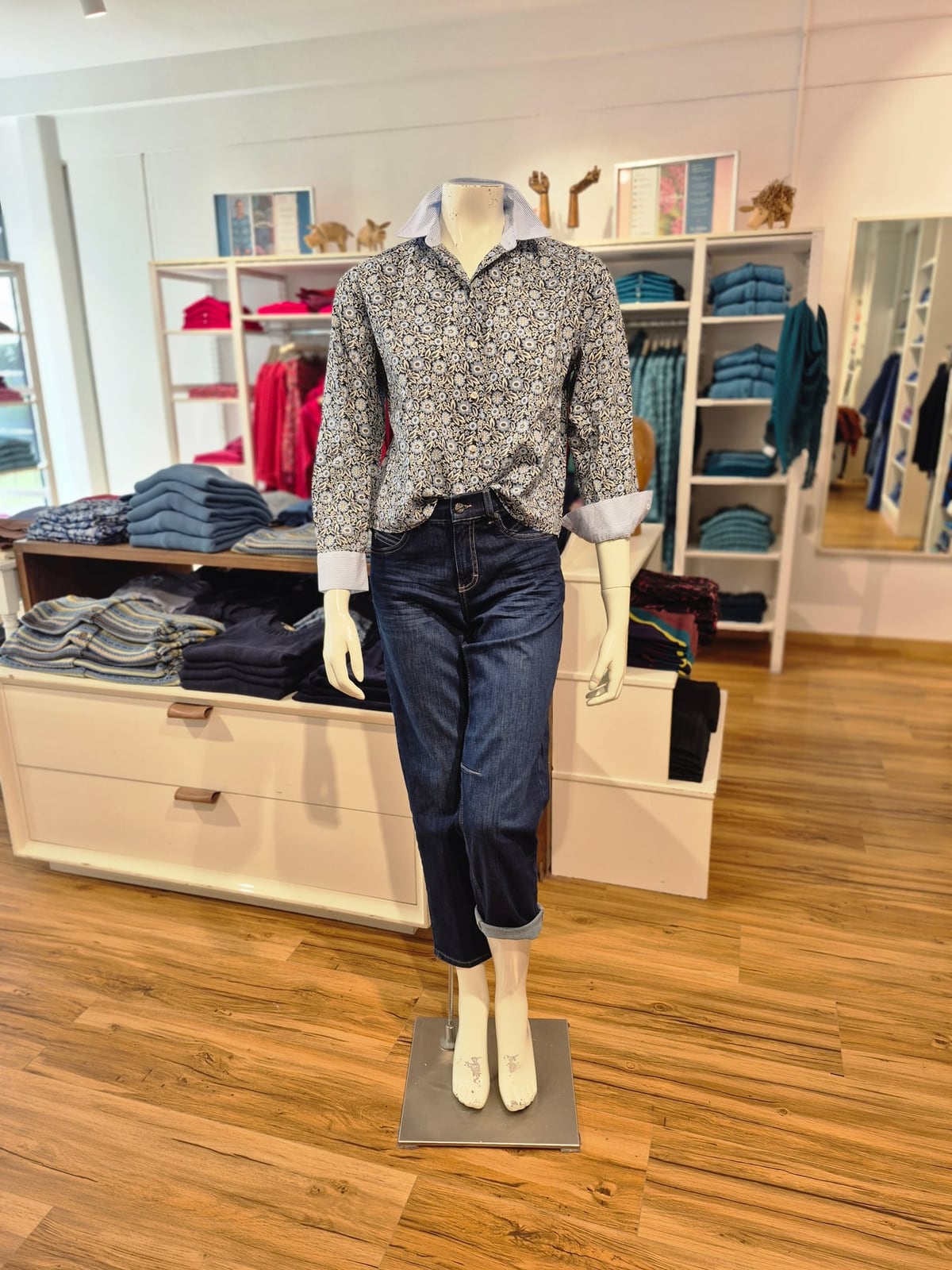 Wiesenblumen-Hemdbluse mit hellblauem Kontrastkragen – Mode Checkpot Wien Hietzing